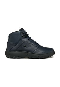 Stivali da trekking in pelle blu navy con colletto imbottito, sistema di allacciatura e dettagli texturizzati. Presentano una suola in gomma nera e un design a punta arrotondata.