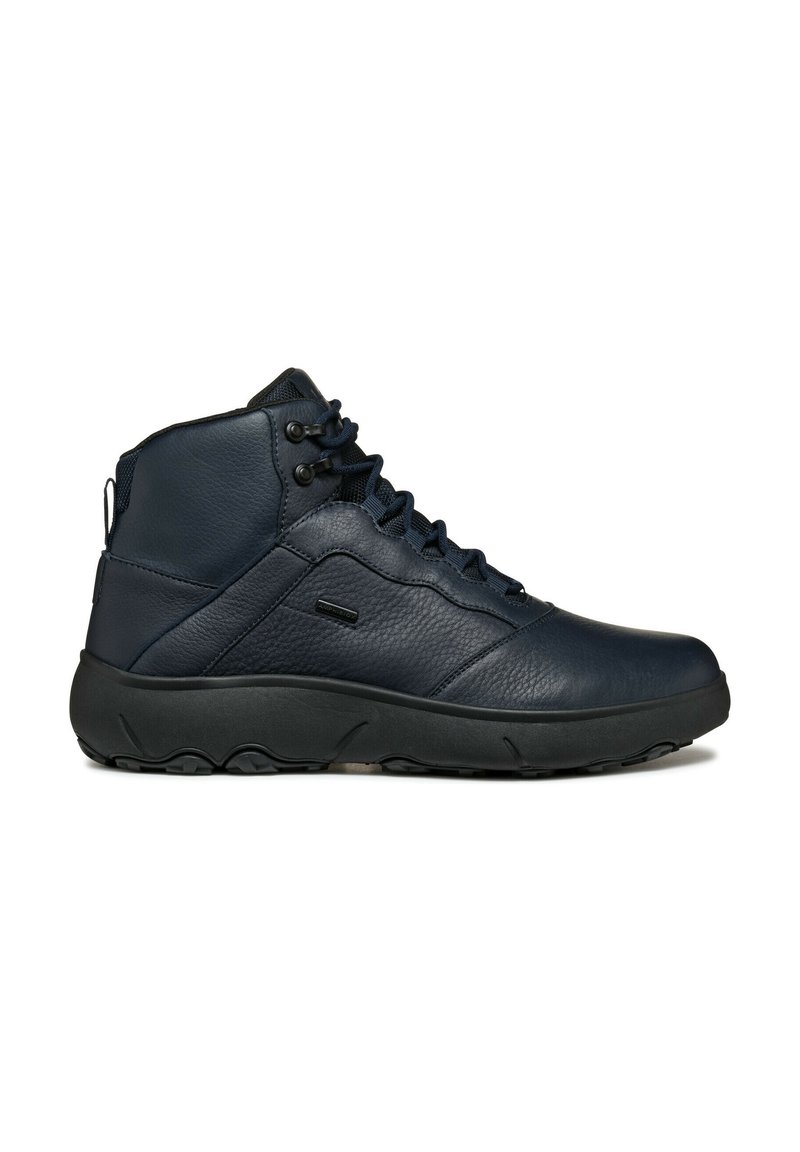 Stivali da trekking in pelle blu navy con colletto imbottito, sistema di allacciatura e dettagli texturizzati. Presentano una suola in gomma nera e un design a punta arrotondata.