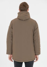 Brun vadderad jacka med huva, med långa ärmar och rak skärning. Slät textur, minimala sömnadsdetaljer och inga synliga logotyper.