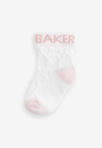 Calze bianche con logo "BAKER" rosa, caratterizzate da un motivo testurizzato e strisce rosa sui talloni e sulle punte. Materiale morbido.