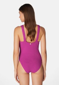 Magenta enfärgad baddräkt i texturerad tyg, med breda axelremmar och en knappp detalj på ryggen. Slät yta och åtsittande design.