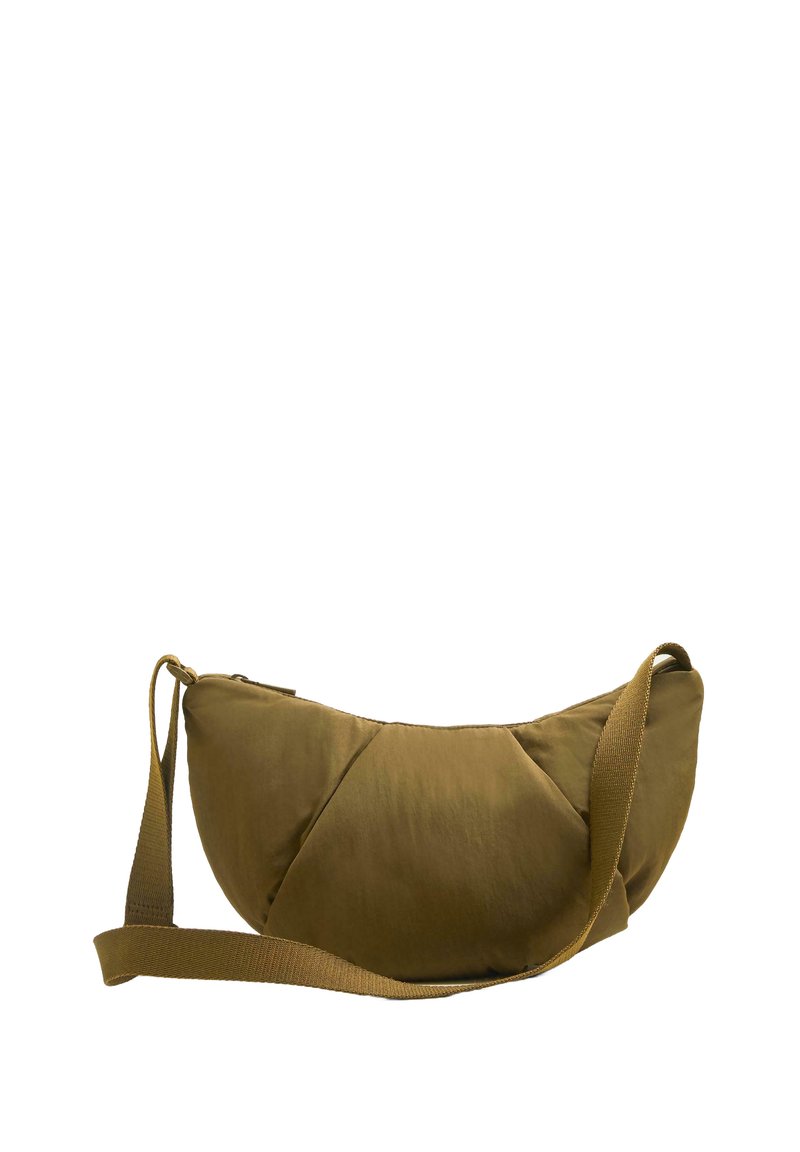 Borsa a tracolla khaki trapuntata con forma curvata, tessuto testurizzato e una larga tracolla regolabile. Presenta una chiusura con zip e dettagli cuciti.