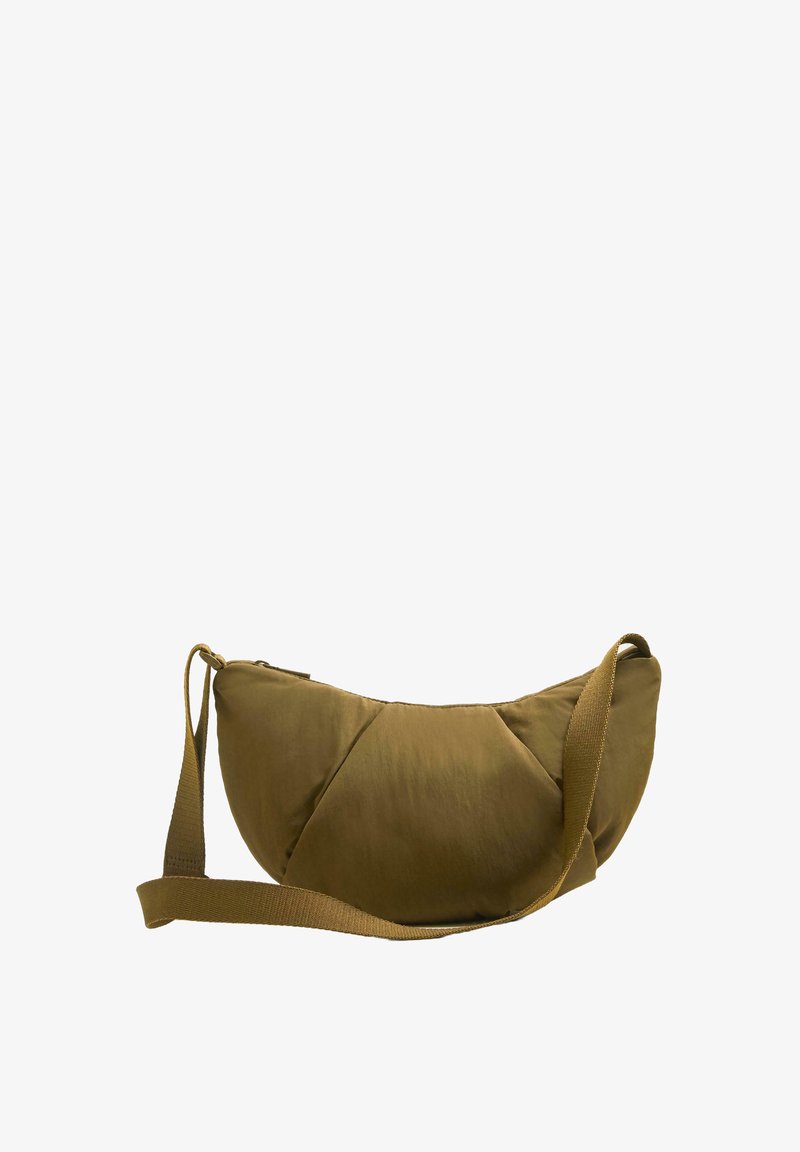 Borsa a tracolla khaki trapuntata con forma curvata, tessuto testurizzato e una larga tracolla regolabile. Presenta una chiusura con zip e dettagli cuciti.