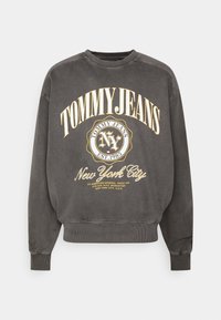 Felpa grigia con grafiche "TOMMY JEANS" e "New York City" in bianco e giallo, con un design rotondo del logo e polsini a costine.