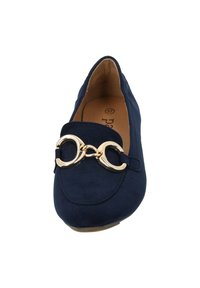 Scarpa slip-on in suede blu navy con punta arrotondata, caratterizzata da un dettaglio in metallo dorato nella parte anteriore e una suola piatta. Taglia 37.