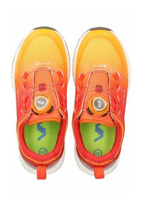 Leichte Sportschuhe mit einem Farbverlauf von Orange zu Rot, einem strukturierten Obermaterial, einem BOA-Schnürsystem und lebhaften grünen Einlegesohlen.