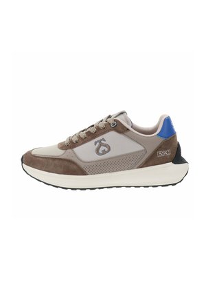 Baskets marron et grises comprenant un mélange de cuir suédé et de mesh, avec des détails perforés, un accent bleu au niveau du talon et une semelle intermédiaire blanche.