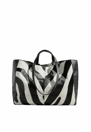 Suuri käsilaukku, jossa mustavalkoiset seeprakuvioiset raidat, nahkaiset kahvat ja suorakaiteen muoto, valkoista taustaa vasten.