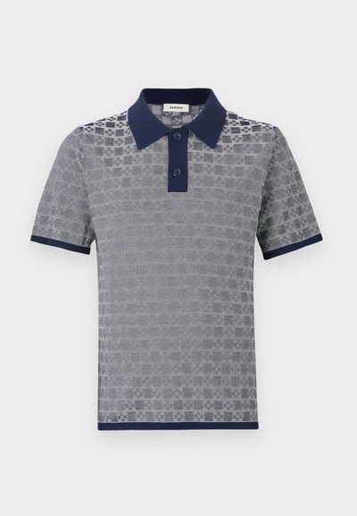 Polo in grigio e blu navy, con un motivo testurizzato, maniche corte, colletto con bottoni e polsini a coste.