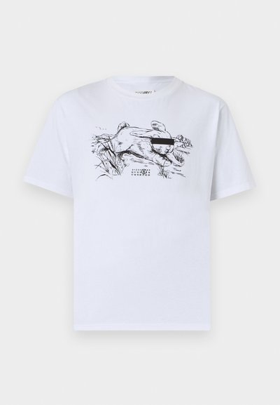 Λευκό βαμβακερό T-shirt με μαύρο σχέδιο ενός κουνελιού με γυαλιά ηλίου, περιτριγυρισμένο από χόρτο και τοπικά στοιχεία.