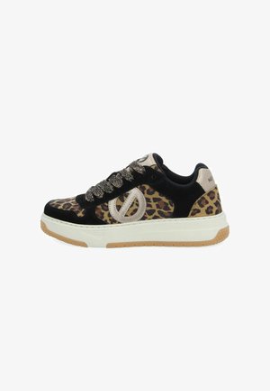 Sneaker con stampa leopardata, con dettagli in suede nero e texture, logo metallizzato e suola in gomma cremoso con battistrada in gomma. Allacciate con un cordino scintillante.