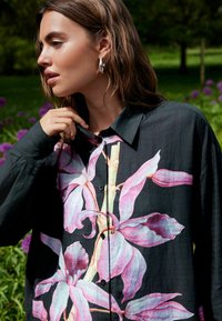 Next LONG SLEEVE - REGULAR FIT - Nööpidega pluus - navy pink floral placement print