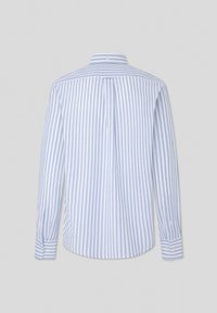 Camicia a maniche lunghe a righe azzurro chiaro e bianco con uno spacco sul retro e colletto con bottoni. Presenta polsini con bottoni e una texture di tessuto liscia.