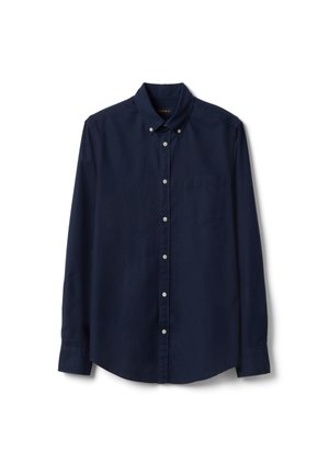 Camicia blu navy a maniche lunghe con bottoni, colletto con bottoni e taschino singolo sul petto, stesa su uno sfondo bianco.