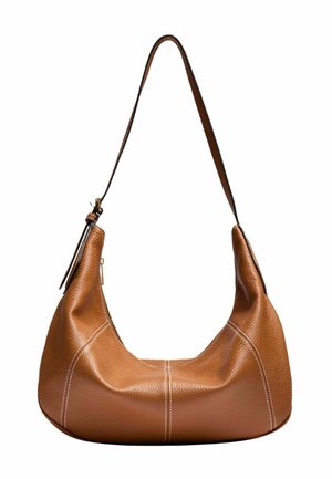 Sac bandoulière en cuir marron clair avec forme incurvée, coutures blanches, fermeture éclair et sangle réglable sur fond blanc.