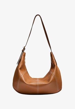 Sac bandoulière en cuir marron clair avec forme incurvée, coutures blanches, fermeture éclair et sangle réglable sur fond blanc.