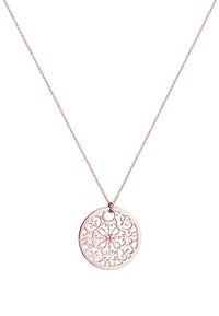 Rosenfarvet halskæde med en cirkulær vedhæng, der har indviklede udskårne blomster mønstre på en fin kæde.