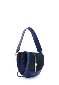 Okrągła granatowa torebka wykonana ze skóry i zamszu, z zapięciem w złotym akcentem, regulowanym paskiem na ramię oraz wytłoczonym logo marki.