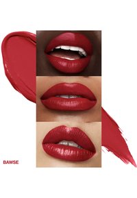 Trois ensembles de lèvres affichant diverses nuances de rouges à lèvres brillants et mats. Inclut un échantillon de peinture rouge en arrière-plan. Le texte indique "BAWSE."