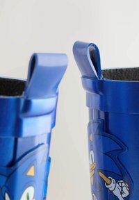 Tazze di plastica blu con interno nero e maniglie, caratterizzate da una grafica stampata di un personaggio dei cartoni animati con capelli blu a spillo.