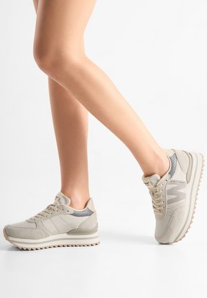 Bež sportske tenisice s mrežastim detaljima, vezicama, teksturiranim potplatom i laganim jastučićem, prikladne za ležerno nošenje.