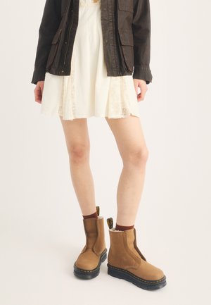 Dr. Martens, ZEBZAG LACELESS UNISEX - Боти с платформа - cocoa brown