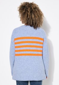 Maglione azzurro chiaro a maglia con una vestibilità morbida, caratterizzato da righe orizzontali arancioni e azzurro chiaro sulla parte posteriore e un collo arrotondato.