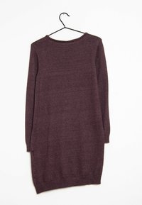 Pletené šaty v tmavě fialové barvě, zavěšené na černém háčku. Mají kulatý výstřih a dlouhé rukávy, s ribbovaným lemem na spodním okraji.