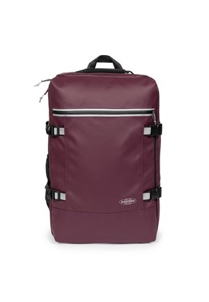 Zaino rettangolare rosso scuro con manici neri, fibbie laterali, tasca frontale con cerniera e logo Eastpak nell'angolo in basso a destra.