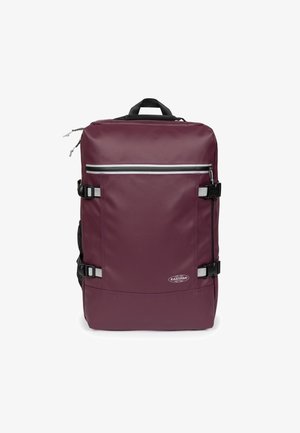 Zaino rettangolare rosso scuro con manici neri, fibbie laterali, tasca frontale con cerniera e logo Eastpak nell'angolo in basso a destra.