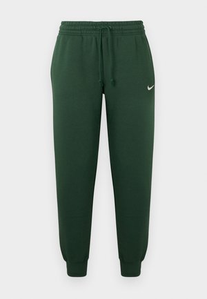 Calças de fato de treino verdes com cintura elástica, cordão e punhos ajustados nos tornozelos. Apresentam um pequeno logótipo branco na parte superior da perna esquerda.