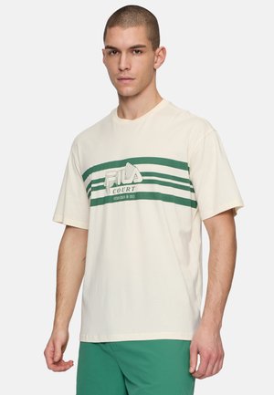 Maglietta a maniche corte color crema con righe orizzontali verdi e logo "FILA COURT" centrato sul petto. Tessuto morbido, vestibilità comoda.