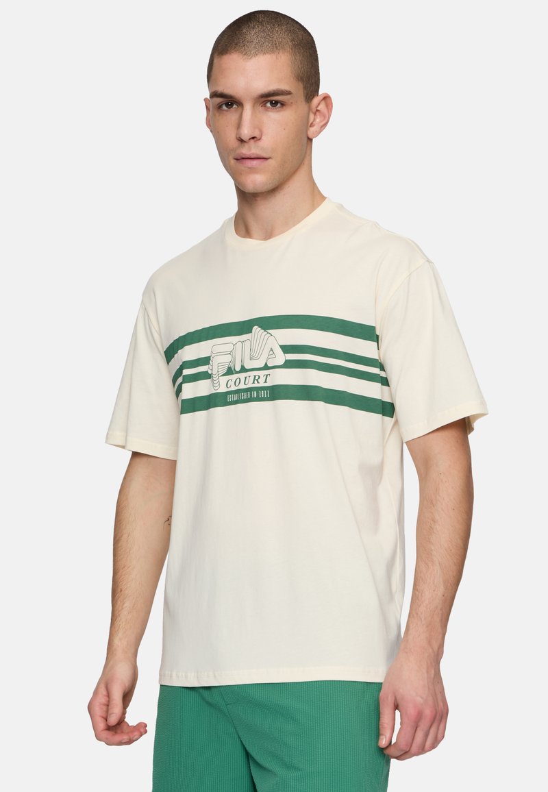 Kremi lyhythihainen t-paita, jossa on vihreät vaakasuorat raidat ja "FILA COURT" -logo keskellä rintaa. Pehmeä kangas, rento malli.