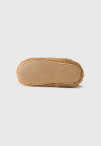 Sola di pantofola marrone soffice con fondo in gomma texture, forma arrotondata e parte superiore in peluche. Nessun hardware visibile o motivi.