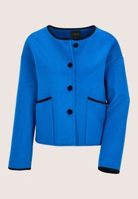 Blauwe wollen jas met zwarte afwerking, ronde halslijn, knoopsluiting aan de voorkant en twee vo zakken, weergegeven tegen een effen achtergrond.