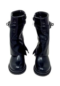 Un paio di stivali neri in pelle al polpaccio, con suole piatte e rigate, fibbie laterali e cerniere sul lato interno, esposti in posizione verticale su sfondo bianco.