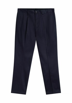 Herre marineblå bukser med sidelommer, bæltestropper, forreste knap og pressefolder ned langs benene, lagt fladt på en hvid baggrund.