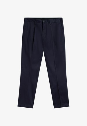 Donkerblauwe herenkledingbroek met zijzakken, ceintuurlussen, knoop aan de voorkant en een plooi over de lengte van de broekspijpen, plat op een witte achtergrond gelegd.