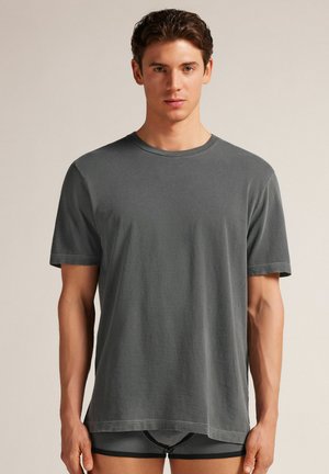 Graues Baumwoll-T-Shirt mit Rundhalsausschnitt, kurzen Ärmeln und entspannter Passform. Verfügt über eine glatte Textur und einen geraden Saum.