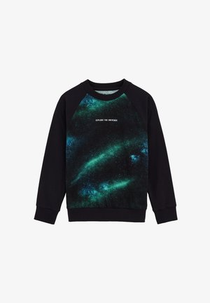 Melna sporta krekls ar garajām raglanu piedurknēm, ar krāsainu galaktikas druku zaļā un zilā krāsā uz priekšpuses. Uzraksts saka "IZPĒTI VISUMU".