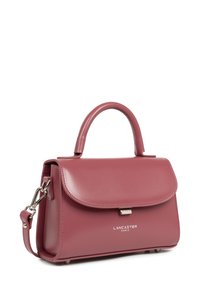 Borsa a tracolla in pelle rosa con manico arrotondato, tracolla removibile e chiusura a patta magnetica. Presenta un tocco di logo argento.