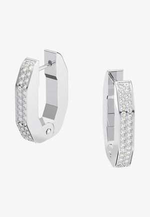 Pendientes de aro de plata con un diseño geométrico que presenta una fila de pequeños cristales transparentes a lo largo de un lado y un cierre seguro.