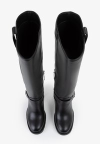 Stivali neri al ginocchio in pelle, con una texture liscia, design minimalista, chiusure con zip laterali e dettagli con fibbie.