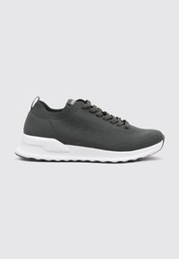 Zapatilla deportiva de malla gris con parte superior de punto, suela blanca, punta redondeada y diseño con cordones que presenta un sutil logotipo y una lengüeta trasera.