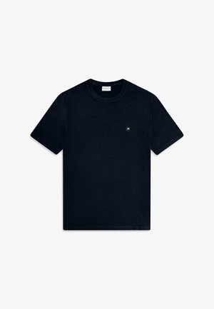 Juodas medvilninis marškinėliai trumpomis rankovėmis, apvaliu kaklu ir maža logotipo etikete kairėje krūtinės pusėje. Lygus paviršius ir paprastas dizainas.