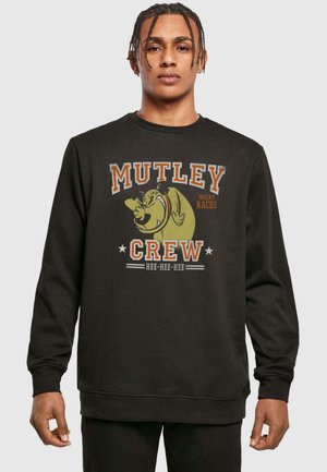 Fekete pulóver, amelyen egy Mutley képregény grafika és a „MUTLEY CREW WACKY RACES HEE-HEE-HEE” felirat látható narancssárga és fehér színben, bordázott mandzsettákkal.