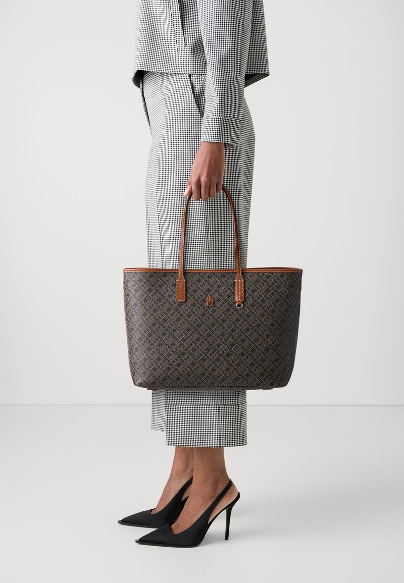 Tommy Hilfiger MONOPLAY - Shopping bag - black/tan mix