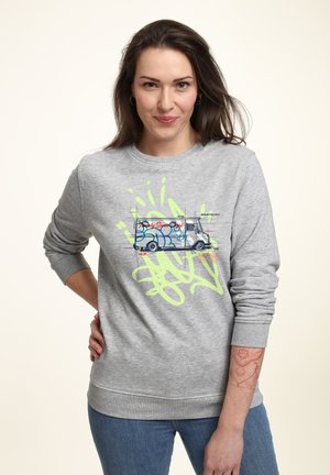 Grijze sweatshirts met een afbeelding van een bezorgbus met kleurrijke graffiti-accenten, omlijnd in geel en blauw, tegen een lichte achtergrond.