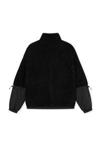 Giacca in pile nera con colletto alto, corpo testurizzato e maniche in nylon nero a contrasto. Dotata di polsini elasticizzati e dettagli con zip.