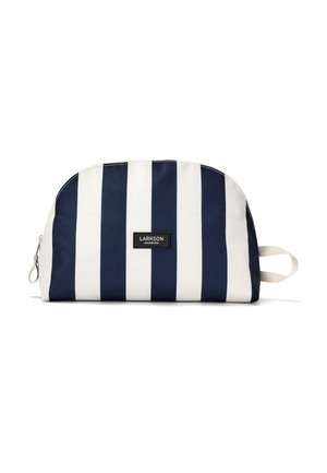 Toilettaske med lodrette striber i marineblåt og hvidt, med lynlås og sideløkke, mærket "Larkson Hamburg" foran.